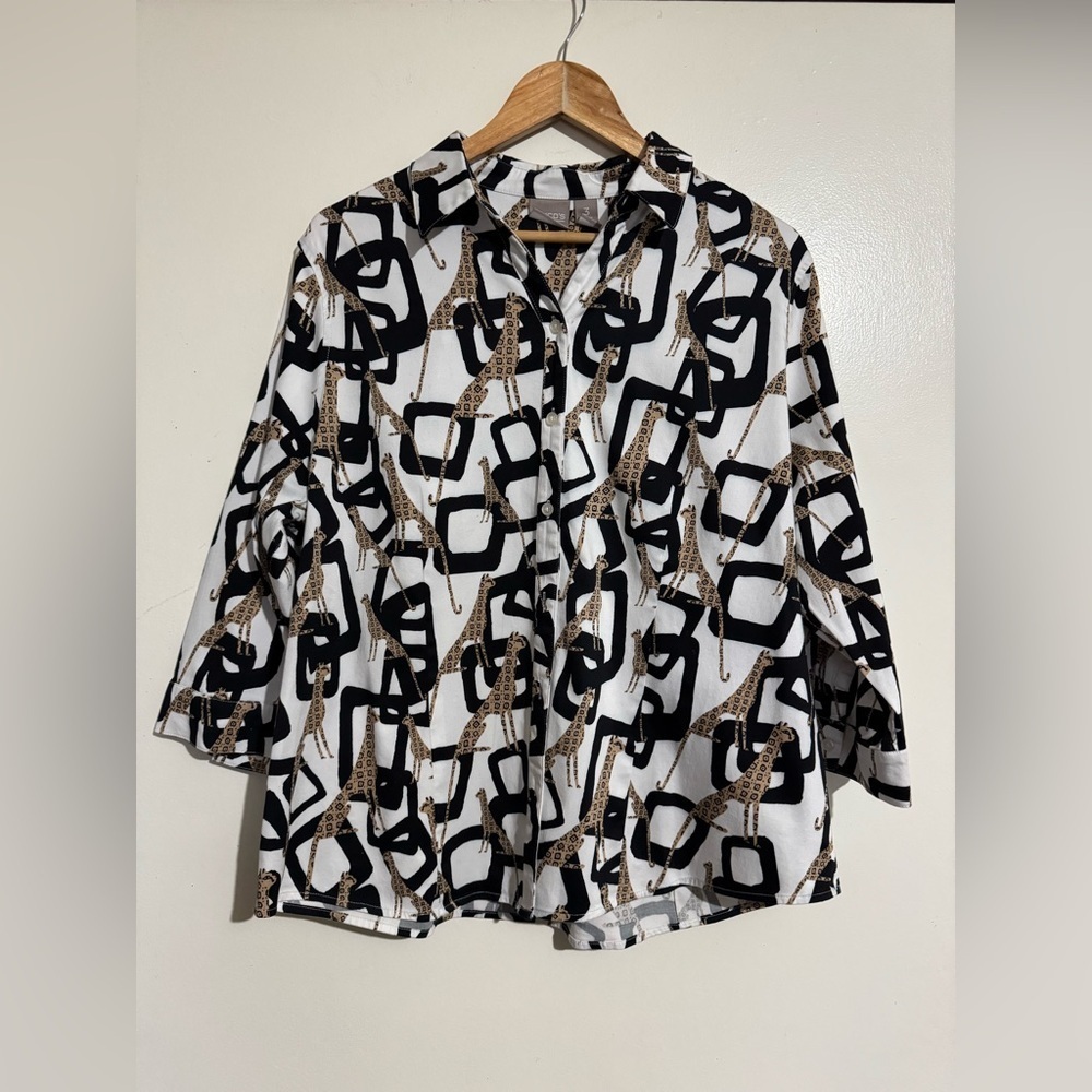 Chico's Black and White Geometric cheetah Button Down Shirt blouse size 3